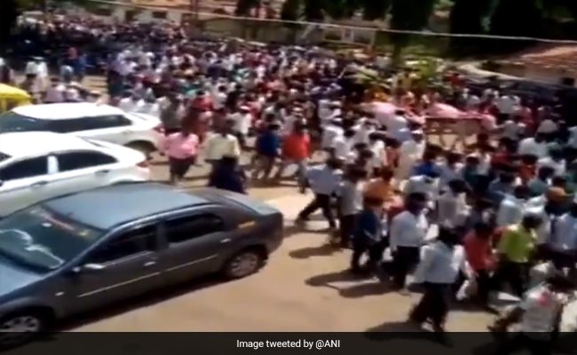 Watch: Horse's Funeral Attended By Hundreds In Karnataka Amid Lockdown