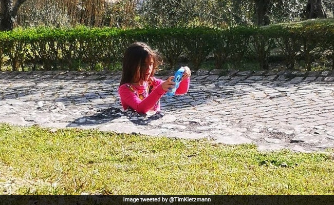 इंटरनेट पर वायरल हुई दिमाग घुमा देने वाली Photo, जमीन में 'फंसी' नजर आई बच्ची, क्या आप इसका पता लगा सकते हैं?
