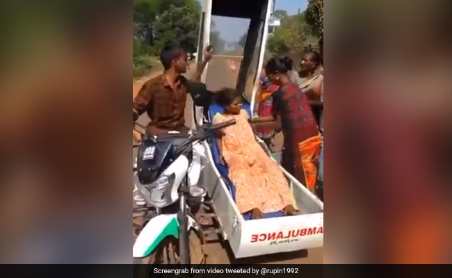 शख्स ने किया गजब जुगाड़, बनाई बाइक से चलने वाली Ambulance, IPS बोला- ‘भारत की नई खोज’ - देखें Video