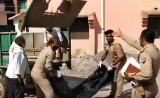On Camera, Uttar Pradesh Cops Caught Dumping Man's Body Into Garbage Van