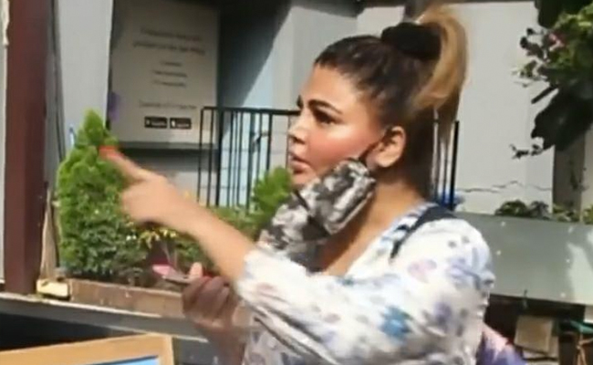 Rakhi Sawant कॉफी शॉप के बाहर मीडिया से कर रही थीं बात, कर्मचारी ने हटने को बोला तो सुनाई खरी खोटी- Video