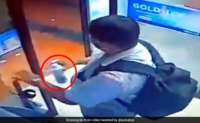 ATM में पैसे निकालने के बहाने आया शख्स और उड़ा ले गया सैनिटाइजर, IPS बोला- 'इन मूर्खों से बचाने के लिए...' - देखें Video