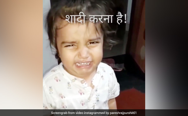 पापा के पास आकर छोटी बच्ची बोली- 'शादी करना है', मना किया तो 'दहाड़' मार-मारकर रोई - देखें मजेदार Video