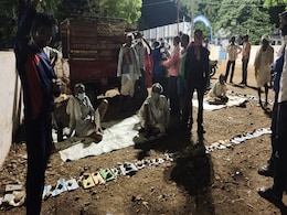 बैंक से पैसे निकालने के लिए किसान कर रहे रतजगा, रातभर लाइन में रहना पड़ रहा खड़ा  बैंक से पैसे निकालने के लिए किसान कर रहे रतजगा, रातभर लाइन में रहना पड़ रहा खड़ा
