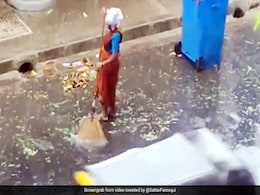 मुंबई में भारी बारिश में सड़क पर झाड़ू लगा रही थी महिला, आनंद महिंद्रा ने लिखी दिल छू लेने वाली बात - देखें Video मुंबई में भारी बारिश में सड़क पर झाड़ू लगा रही थी महिला, आनंद महिंद्रा ने लिखी दिल छू लेने वाली बात - देखें Video
