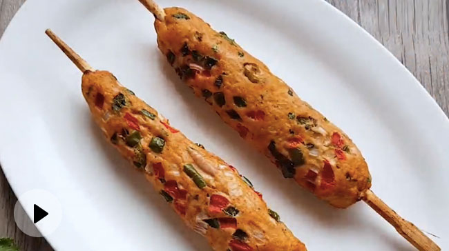 Chicken Gilafi Kebab: लॉकडाउन में अब घर पर ही परिवार के साथ मजा लें मजेदार चिकन गिलाफी कबाब का- Video Inside Recipe