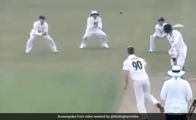 स्लिप में खड़े खिलाड़ी ने टपकाया कैच तो दूसरे ने इस अंदाज में लपक लिया..देखें मजेदार Video