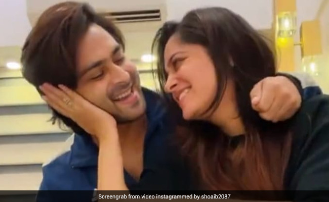 दीपिका कक्कड़ और शोएब इब्राहिम ने शानदार अंदाज में मनाया न्यू ईयर, एक्टर ने पत्नी को गिफ्ट की करोड़ों रुपये की कार