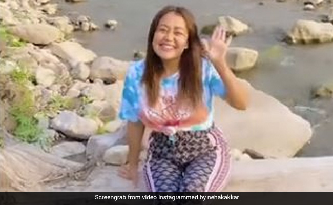 खूबसूरत वादियों से नेहा कक्कड़ ने शेयर किया वीडियो, लुक और लोकेशन के दीवाने हुए फैंस