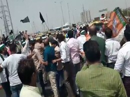 गाजीपुर बॉर्डर पर हंगामा, बीजेपी कार्यकर्ताओं का आरोप, 'किसानों ने गाड़ियों में तोड़फोड़ की' गाजीपुर बॉर्डर पर हंगामा, बीजेपी कार्यकर्ताओं का आरोप, 'किसानों ने गाड़ियों में तोड़फोड़ की'