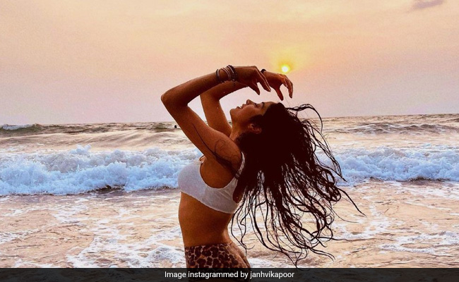 Janhvi Kapoor के बीच फोटो वायरल, मिस्ट्री मैन के साथ हाथ पकड़े आईं नजर