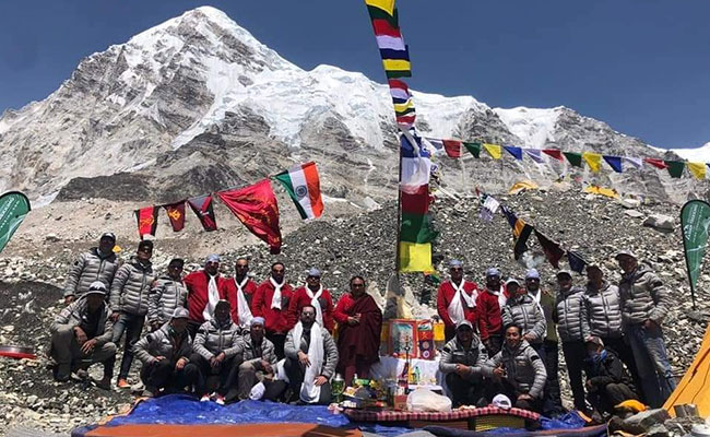 In A First, Joint Team Of Mountaineers From Nehru And Jawahar Institute Climb Everest
