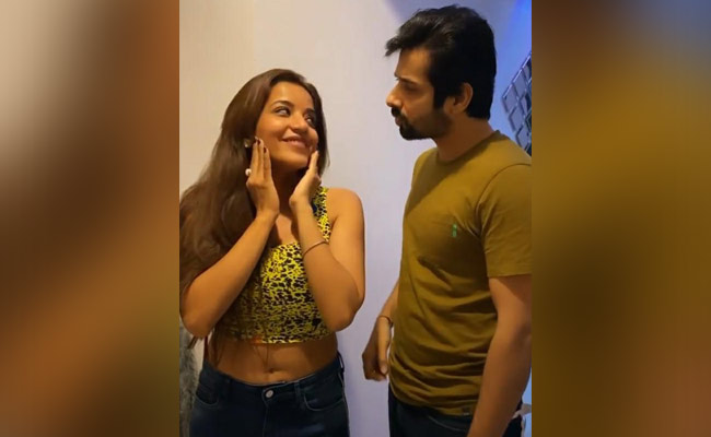 मोनालिसा ने खुद को कहा 'नेचुरल ब्यूटी', तो कुणाल वर्मा ने यूं ली चुटकी...देखें Video