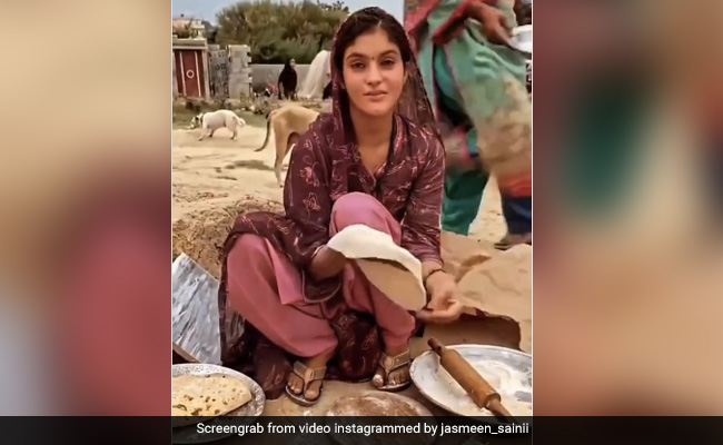 चूल्हे पर रोटी बनाती हुई लड़की का वीडियो सोशल मीडिया पर हुआ वायरल, तो लोग हुए फैन, बोले- बॉलीवुड ऐक्ट्रेस जैसी है- देखें Video