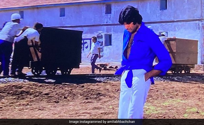 When Amitabh Bachchan's Blue Knotted Shirt From <i>Deewar</i> Ended Up Setting A Fashion Trend