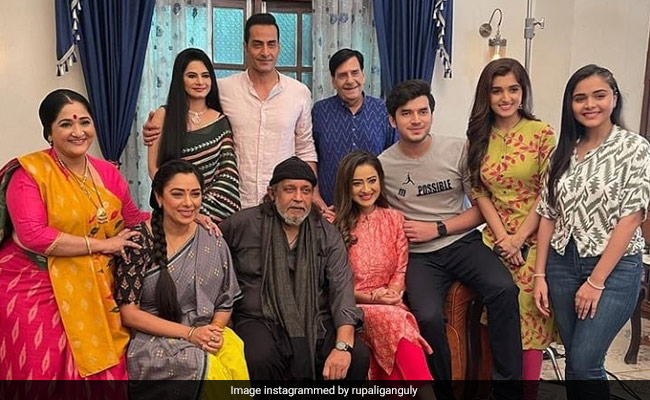 अनुपमा के सेट पर अचानक पहुंचे मदालसा शर्मा के ससुर मिथुन चक्रवर्ती, Photos हुई वायरल 