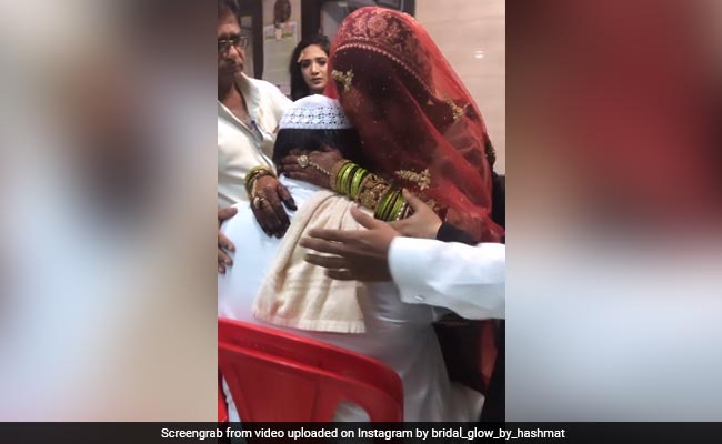 निकाह के बाद पिता के गले लगकर फूट-फूटकर रोई दुल्हन, लोगों की आंखों से भी छलके आंसू, देखें VIDEO