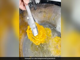 अमेरिकन सिंगर ने बनाई गरमा-गरम Jalebi, Video देख लोगों के मुंह में आया पानी, बोले-"हमें भी खानी है" अमेरिकन सिंगर ने बनाई गरमा-गरम Jalebi, Video देख लोगों के मुंह में आया पानी, बोले-"हमें भी खानी है"