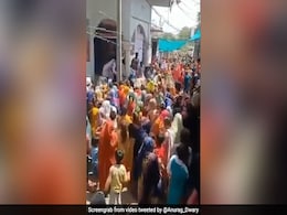 मध्यप्रदेश : अफवाह सुनकर 'परियों के हाथ का पानी' पीने जुटी भीड़, कोरोना नियमों की उड़ी धज्जियां मध्यप्रदेश : अफवाह सुनकर 'परियों के हाथ का पानी' पीने जुटी भीड़, कोरोना नियमों की उड़ी धज्जियां