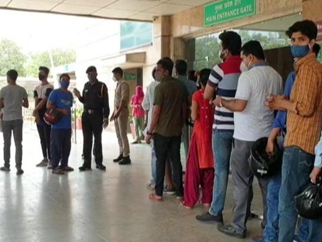No Social Distancing At Noida Vaccination Centre