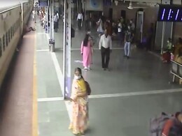 RPF के जवान ने दिखाया साहस, पैर फिसलने के कारण ट्रेन से गिरे बुजुर्ग की बचाई जान RPF के जवान ने दिखाया साहस, पैर फिसलने के कारण ट्रेन से गिरे बुजुर्ग की बचाई जान