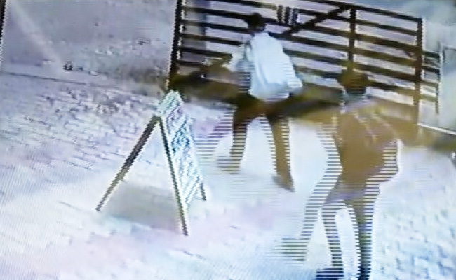 बिहार : हाजीपुर में लुटेरों ने दिनदहाड़े लूट लिया बैंक, CCTV में कैद हुई वारदात