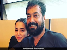 Video: Anurag Kashyap की बेटी आलिया ने उन्हें पहली कमाई से दी ट्रीट, पापा ने इमोशनल होकर कही यह बात Video: Anurag Kashyap की बेटी आलिया ने उन्हें पहली कमाई से दी ट्रीट, पापा ने इमोशनल होकर कही यह बात
