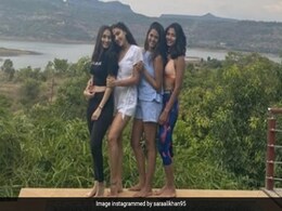 Sara Ali Khan पूल किनारे दोस्तों संग एंजॉय करती आईं नजर, सोशल मीडिया पर तस्वीरें हुईं वायरल  Sara Ali Khan पूल किनारे दोस्तों संग एंजॉय करती आईं नजर, सोशल मीडिया पर तस्वीरें हुईं वायरल