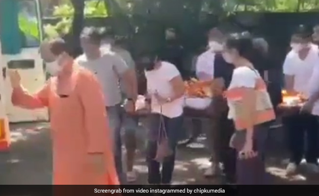 मंदिरा बेदी ने पति राज कौशल की अर्थी उठाई, Photos और Video देख हो जाएंगे इमोशनल