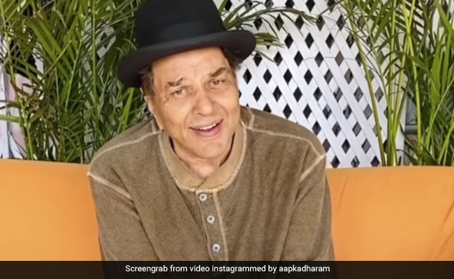 Dharmendra ने अपने प्यार के लिए गाया 'अभी ना जाओ छोड़ कर' गाना, वीडियो में देखें 'ही-मैन' का रोमांटिक अंदाज