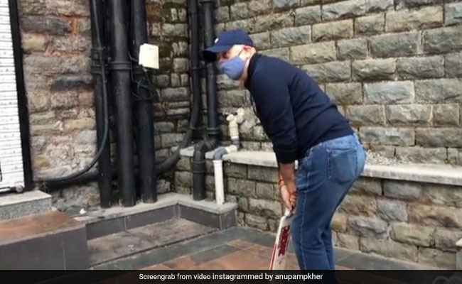 Anupam Kher ने शिमला की गलियों में लगाए चौके-छक्के तो फैंस ने कहा- Gully Boy...देखें Video