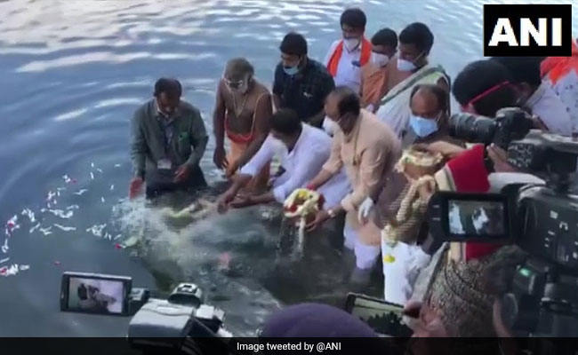 Karnataka Minister Immerses Unclaimed Ashes Of Covid Victims In Cauvery