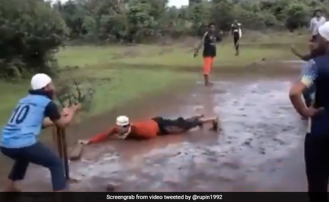 गीली पिच पर लड़कों ने खेला Cricket, बल्लेबाज़ Run लेने भागा तो हुआ कुछ ऐसा...,देखें मजे़दार VIDEO