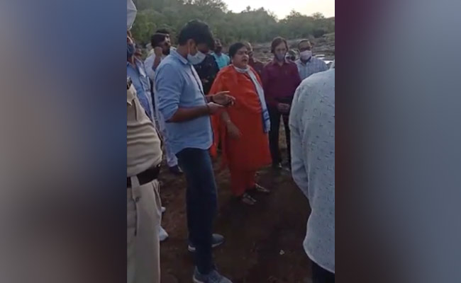 'तुम्हें यहां बसने को किसने कहा था?' नदी का पानी लाल होने पर मंत्री ने आदिवासियों को हड़काया
