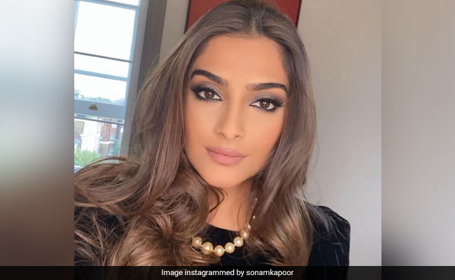 Sonam Kapoor's "Old School Glam" Look Has Mom Sunita Kapoor's Approval