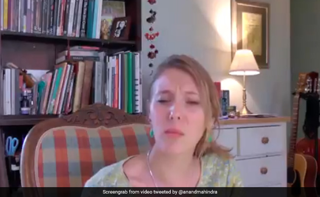 विदेशी सिंगर ने गाई देसी गज़ल 'गुलों में रंग भरे', आनंद महिंद्रा ने शेयर किया VIDEO, लोग बोले- दिन बना दिया