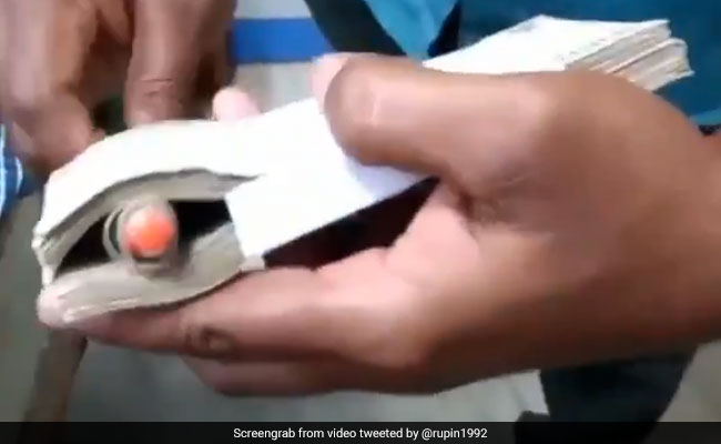 बैंक से पैसे निकालते समय इस बात का रखें ध्यान, IPS ने बताया- कैसे सील बंद गड्डी से निकाल लिए जाते हैं नोट - देखें Video