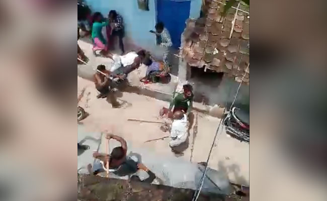 मजदूरी को लेकर दो पक्षों में जमकर चली लाठियां, सोशल मीडिया पर वायरल हो रहा VIDEO  मजदूरी को लेकर दो पक्षों में जमकर चली लाठियां, सोशल मीडिया पर वायरल हो रहा VIDEO