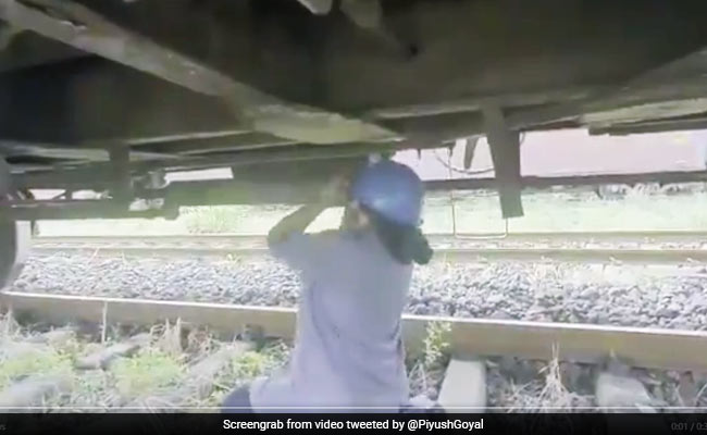 अब रेल इंजन की जांच जैसे मुश्किल काम भी करेंगी महिलाएं, पीयूष गोयल ने  वीडियो शेयर कहा- ‘नारी शक्ति’ - देखें Video