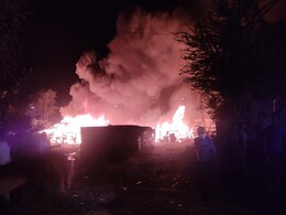 दिल्ली में रोहिंग्या शरणार्थियों के शिविर में आग, 50 से अधिक झुग्गियां जलकर खाक दिल्ली में रोहिंग्या शरणार्थियों के शिविर में आग, 50 से अधिक झुग्गियां जलकर खाक