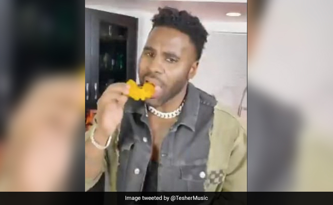 इस विदेशी सिंगर ने 'जलेबी बेबी' गाते हुए बनाईं गर्मागर्म जलेबी, वीडियो का ट्विटर पर धमाल