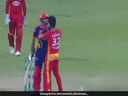 PSL 2021: हसन अली ने बाबर आजम के साथ की ऐसी हरकत, देखकर आप लोटपोट हो जाएंगे- Video PSL 2021: हसन अली ने बाबर आजम के साथ की ऐसी हरकत, देखकर आप लोटपोट हो जाएंगे- Video