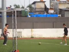 दिशा पटानी और टाइगर श्रॉफ फुटबॉल खेलते हुए आए नजर, Video जमकर हो रहा वायरल 