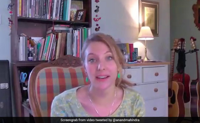 British Singer's Rendition Of '<i>Gulon Mein Rang Bhare</i>' Impresses Anand Mahindra