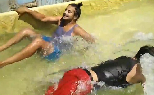 गांववालों ने ट्रैक्टर पर बनाया चलता-फिरता स्विमिंग पूल, धर्मेंद्र संग शेयर किया पानी में गोते लगाते हुए Video