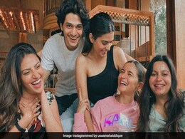दोस्तों के साथ 'चिल' करती नजर आईं आलिया भट्ट, देखें वायरल Photos और Video दोस्तों के साथ 'चिल' करती नजर आईं आलिया भट्ट, देखें वायरल Photos और Video
