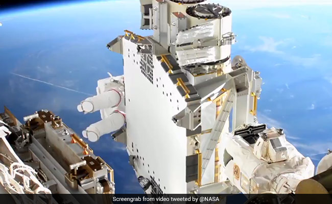 NASA ने 410 किमी की ऊंचाई से शेयर किया Spacewalk का शानदार नज़ारा, पूछा- ‘क्या इसमें अंतरिक्ष यात्री नजर आ रहा है?’
