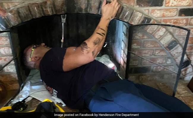 महिला ने Chimney के रास्ते से की घर में आने की कोशिश, धुएं के पाइप में बुरी तरह फंसी और फिर...