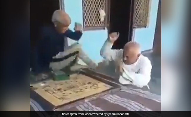 कैरम खेलते-खेलते दो बुजुर्गों में हो गई लड़ाई, जमकर की एक-दूसरे की कुटाई, तोड़ डाली घड़ी और फिर... - देखें Video