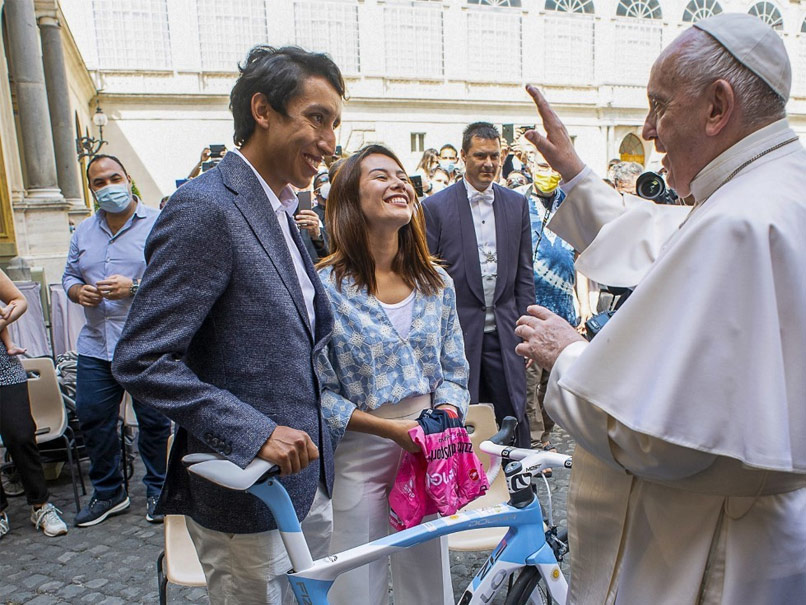 Giro dItalia Winner Egan Bernal Presents Pope Francis With Bicycle